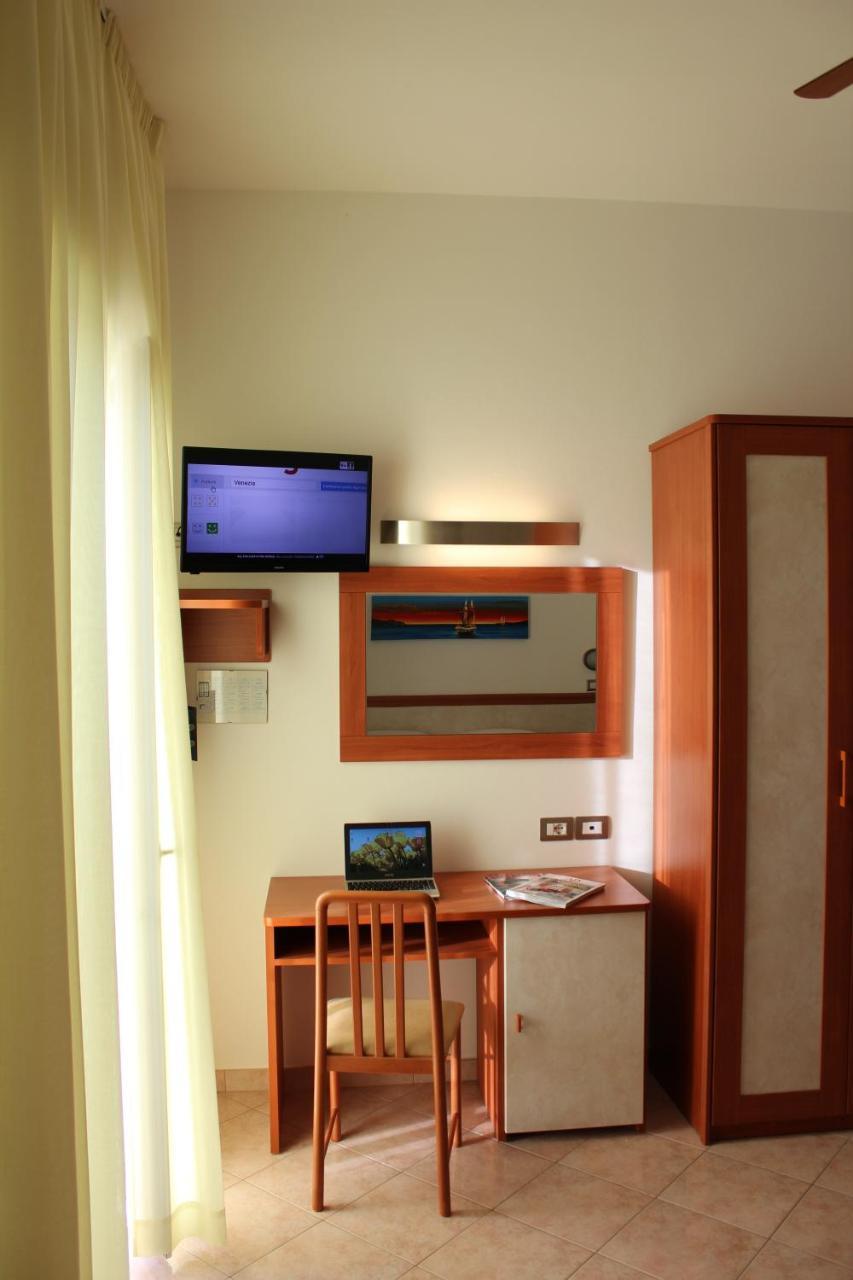 Hotel Ivana Misano Adriatico Exterior photo